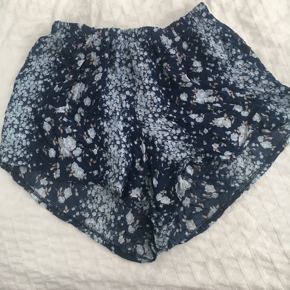 Brandy Melville patterned shorts - Picture 1 of 3